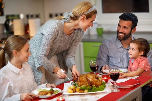 Donna che serve tacchino arrosto alla sua famiglia — Foto Stock