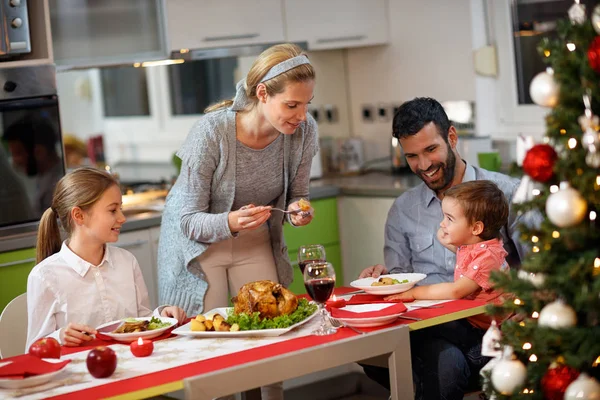 Neşeli aile Noel yemeği