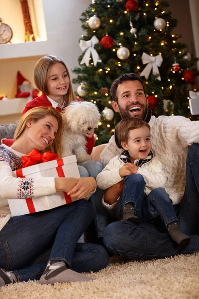 Šťastná rodina společně s selfie na Vánoce — Stock fotografie