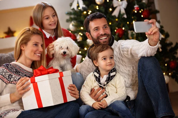 Rodinné pořizování selfie na Vánoce — Stock fotografie