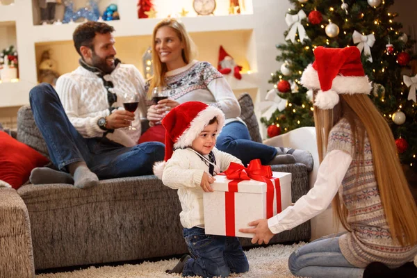 Niños con regalo de Navidad disfrutando en Nochebuena — Foto de Stock