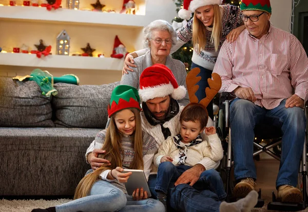 Сім'я з бабусею і дідусем насолоджуються напередодні Різдва — стокове фото