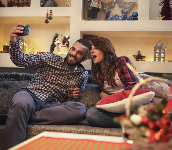 Natal casal na sala de estar tirar selfie — Fotografia de Stock