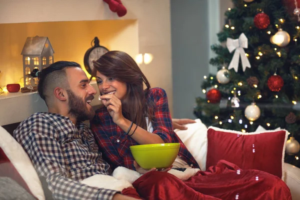 Vrouw feeds echtgenoot in bed — Stockfoto