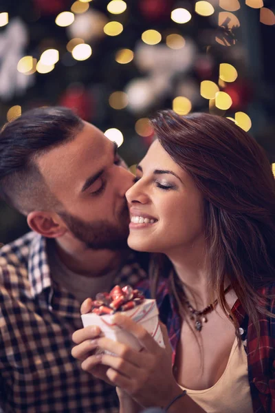 Θηλυκό Απολαύστε στο φιλί και δώρο για τα Χριστούγεννα — Φωτογραφία Αρχείου