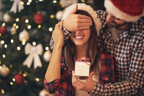 Regalo sorpresa di Natale per la fidanzata — Foto Stock