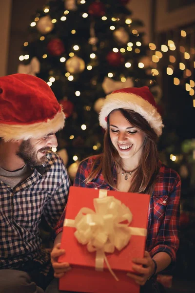 Onun için hediye kutusunda kız görünüyor