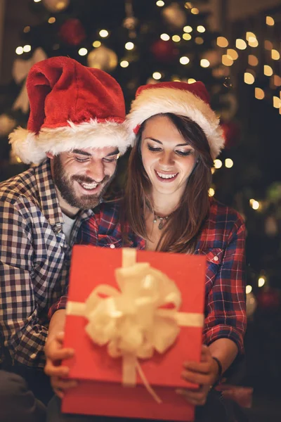 Hediye kutusunda yeni yıl arifesinde mutlu çift