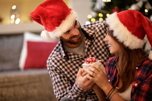 Femmina e maschio celebrano il Natale — Foto Stock