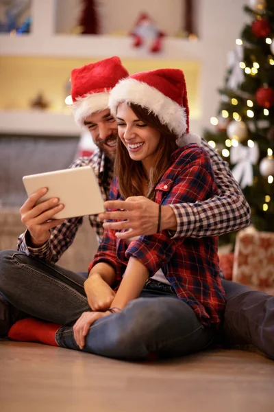 Mulher comemorar o Natal com o homem — Fotografia de Stock