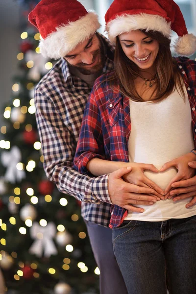 Couple d'amour ensemble attendant bébé — Photo