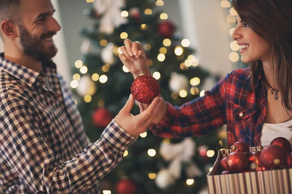 Pareja enamorada decorando árbol de Navidad — Foto de Stock