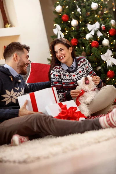 Дівчина з хлопцем і милий пес Різдвяний подарунок — стокове фото
