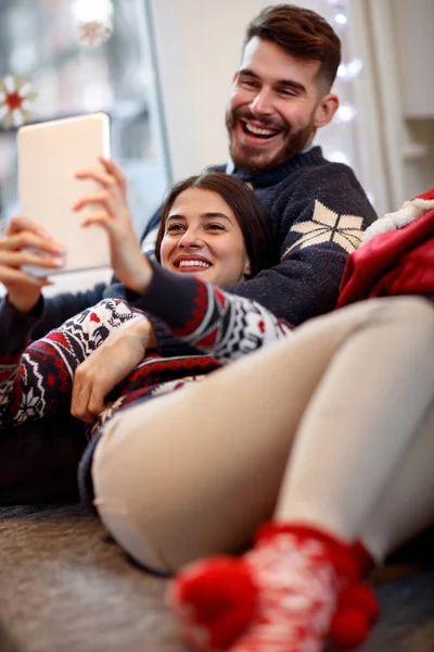 Weihnachtssefie zusammen im Bett — Stockfoto