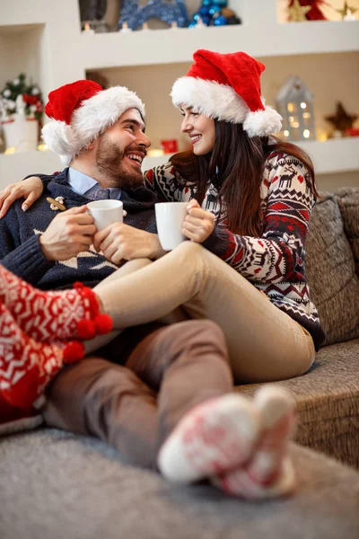 Pareja joven disfruta en casa por Navidad — Foto de Stock