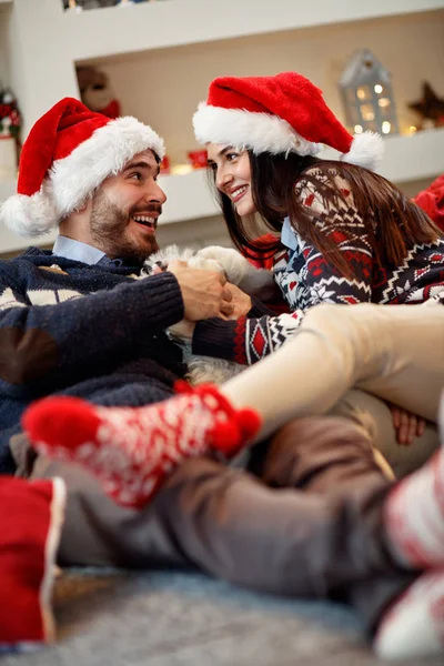 Glückliches Paar genießt in schlechter Silvesternacht — Stockfoto