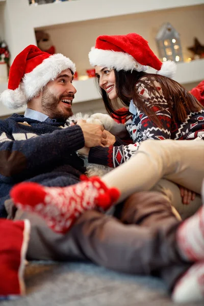 La coppia felice gode in cattivo nella notte di anno nuovo — Foto Stock