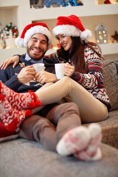 Fidanzato con fidanzata a Natale bere il tè — Foto Stock