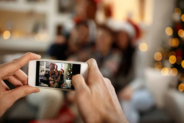 Pantalla del teléfono celular con fotos hechas — Foto de Stock