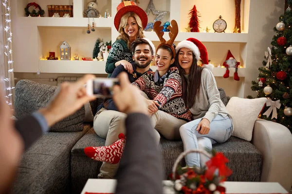 Freunde haben Spaß zu Weihnachten — Stockfoto