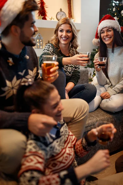 快乐的女人和男人在圣诞节的庆祝活动中享受 — 图库照片
