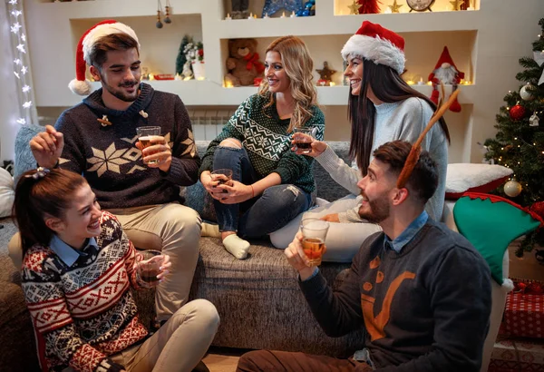 Os amigos felizes celebram o Natal — Fotografia de Stock