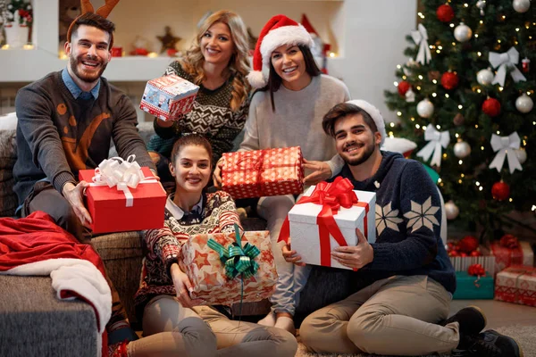 Yeni yıl kutlama arkadaş grubu 