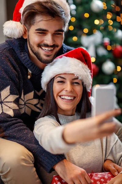 Erkek ve kadın selfie Noel arifesinde alarak