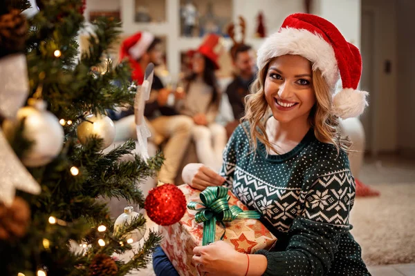 Mulher alegre abrindo presente de Natal — Fotografia de Stock