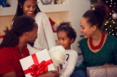 Afrikalı Amerikan ailesi Noel hediyelerini değiş tokuş ediyor