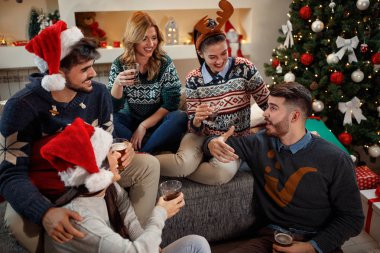 Arkadaşlar evde birlikte Noel için zevk