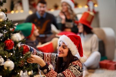 Kadın Noel arifesi için Noel ağacı süsle