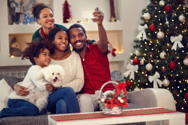 Boże Narodzenie selfie - Afro amerykańskiej rodziny co selfie — Zdjęcie stockowe