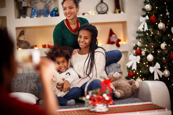 Zdjęcie rodzinne biorąc na Boże Narodzenie — Zdjęcie stockowe