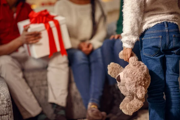 Vue arrière de la petite fille tenant la perle en peluche — Photo