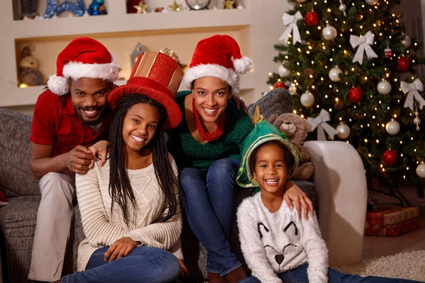 Portret van afro-Amerikaanse familie in Santa hoeden op Kerstmis — Stockfoto