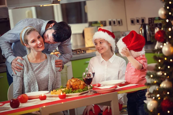 Familia todos juntos en la cena de Navidad — Foto de Stock