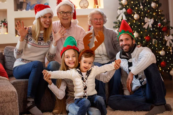 Porträt einer glücklichen Familie mit Weihnachtsmütze — Stockfoto