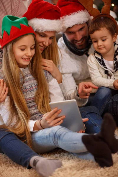 Рождество, праздники, технологии и люди - наслаждаются семьей — стоковое фото