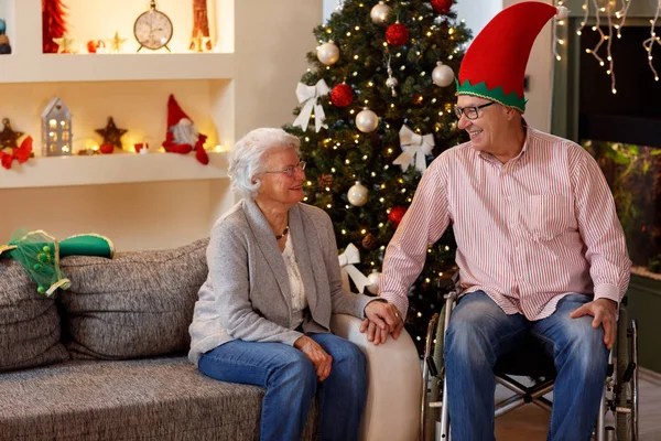Senior paar genieten van hun tijd van Kerstmis — Stockfoto