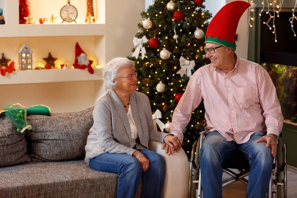 Pareja mayor disfrutando de su Navidad — Foto de Stock