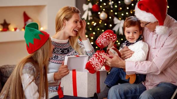 Família feliz no Natal abrindo presentes juntos — Fotografia de Stock