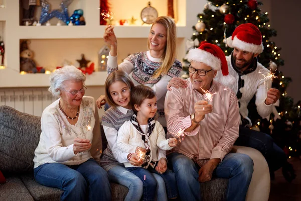 Temporada, ancianos, regalos, vacaciones y personas-familia con aspersor — Foto de Stock