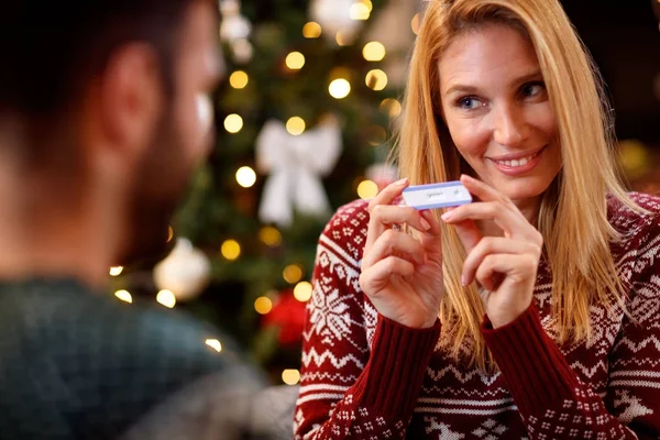 Feliz mujer sorpresa hombres con positivo prueba de embarazo para la Navidad —  Fotos de Stock