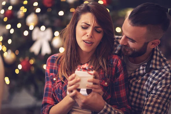Vriendje geeft aanwezig is om zijn vriendin voor Kerstmis — Stockfoto