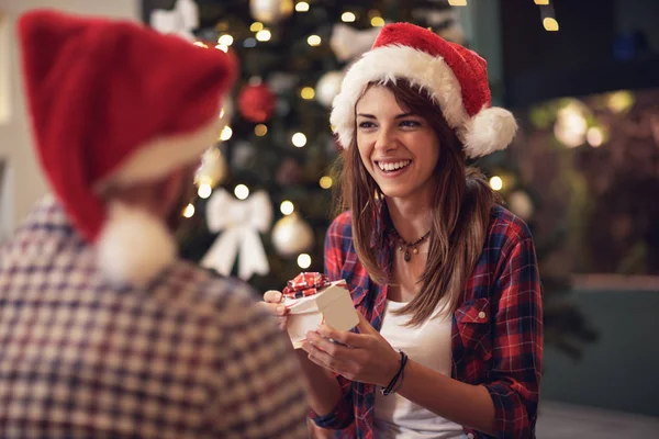 Chica da regalo de Navidad a su novio —  Fotos de Stock