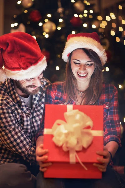 Karı ve koca görünüyor açık kutusunda yeni yıl hediyesi ile