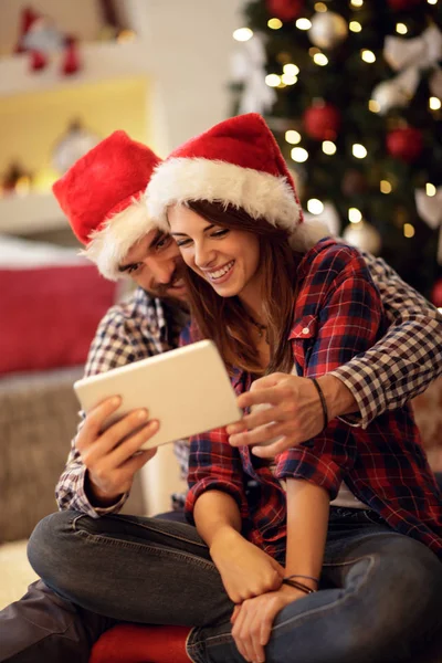 Casal amor par de Natal olhando no tablet — Fotografia de Stock