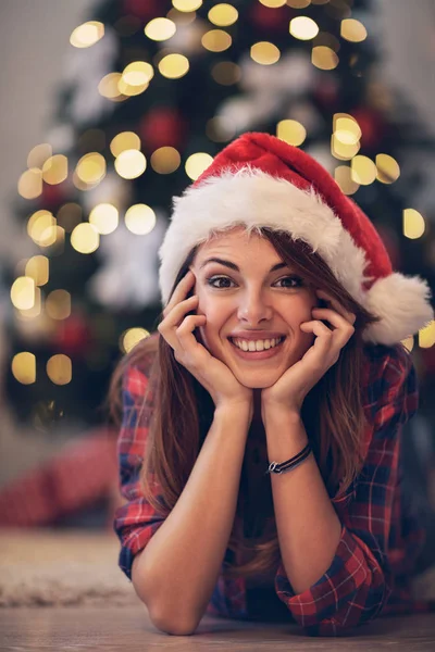 Meisje met kerstman GLB op kerstavond — Stockfoto