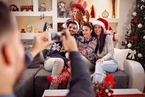 Uomo fotografare gli amici per telefono per Natale — Foto Stock